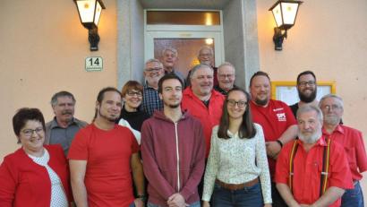 Bild: dob
Heinrich Rewitzer ist die neue Mitte im SPD-Ortsverein. Deswegen stellte er sich auch auf dem Bild demonstrativ in die Mitte der Genossen. Die Mitglieder wollen den pensionierten Polizeibeamten von allen Seiten unterstützen. Manuel Dippold (Dritter von links) und Christina Schmid (vorne, Zweite von rechts) stehen als Stellvertreter bereit. Bezirksrätin Brigitte Scharf (links) sprach den Genossen Mut zu.