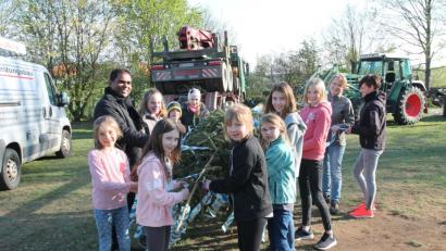 Bild: pi
Auch Pfarrer Julius Johnrose (links) hilft beim Schmücken des Maibaums mit.