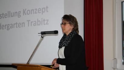 Bild: bjp
Den kritischen Fragen mehrerer Bürger stellte sich die Trabitzer Bürgermeisterin Carmen Pepiuk in der Gemeindeversammlung. Bild: bjp