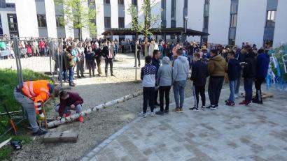 Bild: jma
Zum ersten Mal wird ein Maibaum an der Grund- und Mittelschule Grafenwöhr aufgestellt.