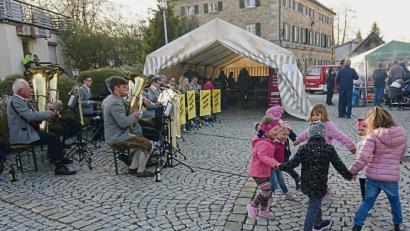 Bild: soj
Die Kleinen ließen sich von Frühlingsgefühlen anstecken und tanzten zu den Klängen der Fichtelgebirgskapelle ihren eigenen „Maitanz“.