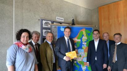 Bild: szl
Diskutieren über die Wichtigkeit der Europäischen Union: Kreisbäuerin Tina Zeitler, Plößbergs Bürgermeister Lothar Müller, Roland Grillmeier, Bürgermeister von Mitterteich, Justizminister Georg Eisenreich, EU-Kandidat Chrisitan Doleschal, Plößbergs stellvertretender Bürgermeister Markus Preisinger und Landtagsabgeordneter Tobias Reiß (von links).