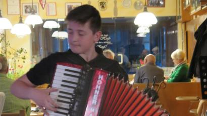Bild: jzk
Marcel Benker spielte beim Musikantenstammtisch in Kemnath.