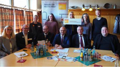 Bild: Bühner
Energieberater und kommunale Vertreter stellten das neue Beratungsangebot in Energiefragen vor. Mit dabei sind (sitzend von links) Marion Zinkeler, Etz-Geschäftsführer Matthias Rösch, Landrat Andreas Meier, stellvertretender Landrat Alfred Scheidler, Oberbürgermeister Kurt Seggewiß und Florian Rüth vom Landratsamt Tirschenreuth.