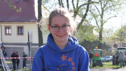 Bild: kro
Die 12-jährige Magdalena erobert den Maibaum der Almerer. in Tirschenreuth.
