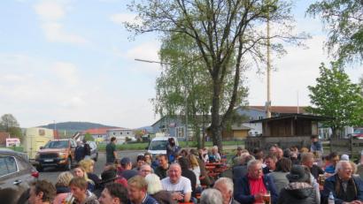 Bild: adj
Unterm Maibaum lässt es sich gut feiern