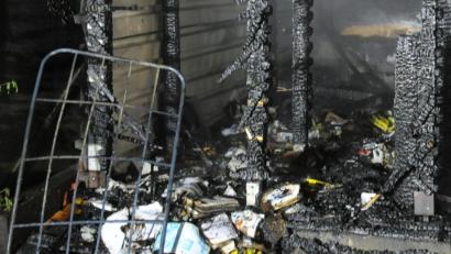 Bild: gf
Es ist nicht viel übriggeblieben nach dem Brand in einem Schuppen an der Raigeringer Straße am Dienstag. Noch ist unklar, warum hier Feuer ausgebrochen ist. Die Kripo schließt auch Brandstiftung nicht aus.