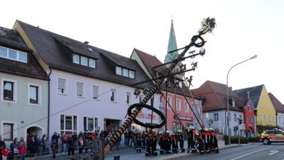 Bild: njn
Maibaumaufstellung am Unteren Markt in Erbendorf