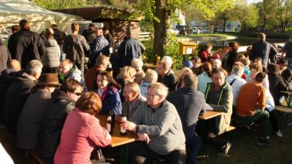 Bild: R. Kreuzer
Viele Gäste setzen sich bei der Maifeier an die Tische und pflegen die Geselligkeit.