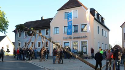 Bild: rpp
Mit Schwalben schieben die vielen freiwilligen Helfer den Baum in die Höhe.
