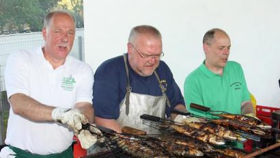 Bild: R. Kreuzer
Frische Makrelen auf dem Grill gebrutzelt sind der Renner.
