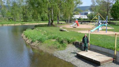Bild: hcz
Schon jetzt wird das Stadtbad von Joggern, Sonnenhungrigen, Grillern und Schülern, die ihre Prüfungen gerade durchstehen, genutzt. Bademeister Andreas Baierl bereitet das Bad auf den Saisonbeginn vor. Die "Freunde des Stadtbads" unterstützen ihn dabei.