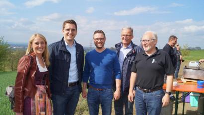 Bild: du
Erstmals stellen sich die Weidener JU-Kreisvorsitzende Maria Sponsel und der Oberpfälzer CSU-Spitzenkandidat für die Europawahl, Christian Doleschal (von links), bei den vier CSU-Ortsverbänden Schirmitz, Pirk, Bechtsrieth und Irchenrieth bei der Wahlveranstaltung am Schirmitzer Wasserhochbehälter vor.