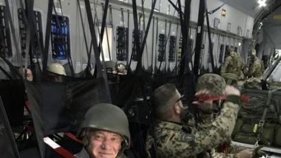 Bild: Büro Alois Karl
Alois Karl war wie alle Mitglieder der Bundestags-Delegation mit schusssicherer Weste und Helm ausgerüstet.