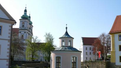 Bild: kgg
Vieles in Waldsassen ist schon erledigt, wenn es um die Restaurierung alter Bausubstanz geht. Das zeigt sich auch in einer deutlichen Reduzierung des Haushaltsvolumen im Vergleich zum Vorjahr. Erfolgreich beendet ist auch die Sanierung des Rathauses, das sich jetzt harmonisch in das Ensemble am Basilikaplatz einfügt.