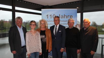 Bild: hä
Langjährige Mitglieder des Alpenvereins wurden bei der Jahresversammlung ausgezeichnet (von links): Ehrenmitglied Konrad Zant, Susanne Seidl-Pillmeier (25 Jahre), Gabriele Seidl (25 Jahre), Bürgermeister Franz Stahl, Gerhard Legat (40 Jahre) und Ehrenvorsitzender Horst Wagner.