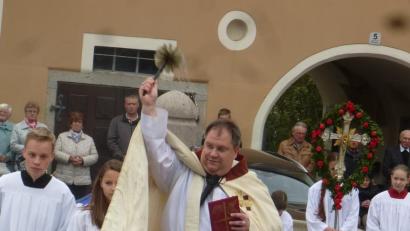 Bild: mad
Pfarrer Markus Urban segnete die Fahrzeuge.