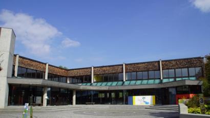 Bild: mmj
Die ehemalige Hauptschule in Schönsee soll zu einem Bürgerhaus umgebaut werden. Die Regierung der Oberpfalz sieht das Vorhaben positiv und stellt eine Förderung in Höhe von 80 Prozent in Aussicht.