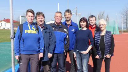 Bild: jma
Nach Eschenbach lädt der Kreisverband Oberpfalz-Nord des Bayerischen Leichtathletikverbandes zu einer Info-Sitzung. Mit dabei sind: (von links) Sabine Schnurrer (TBJ Wiesau), Hermann Müller (TV Amberg), Klaus Meier (TB Weiden), Robert Schießlbauer (ESV Amberg), Heike Gmeiner (Förderverein Oberpfälzer Leichtathletik), Martin Puff (TV Vohenstrauß) und Kreisvorsitzende Hannelore Ott (SC Eschenbach). Kreisvorsitzende.