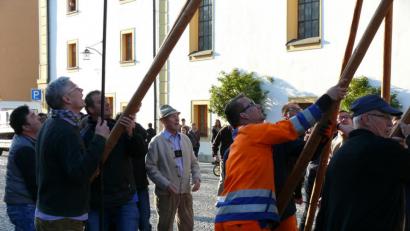 Bild: kgg
Viele kräftige Männer packten in Waldsassen mit an.