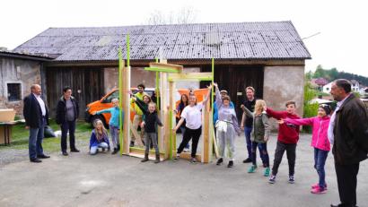 Bild: fvo
Zum Abschluss des Projekttags zeigten die jungen Theaterspieler eine kurze Szene aus dem Werk „Daham – die Oberpfalz und Ich“ das im Juli in Waldthurn aufgeführt wird.