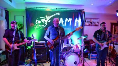 Bild: cls
„Jam/M“ bot im Café „Zuckerpuppe“ Rockklassiker dar.