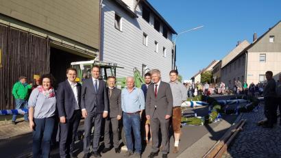 Bild: flt
Vor dem Aufstellen des Maibaums in Plößberg nahm der bayrische Staatsminister der Justiz Georg Eisenreich (Dritter von links) diesen in Augenschein. Mit dabei waren (von links) die Frauenunions-Kreisvorsitzende Tina Zeitler und der Kandidat für die Europawahl Christian Doleschal sowie (von rechts) Bürgermeister Lothar Müller, OWV-Vorsitzender Robert Hecht und Landtagsmitglied Tobias Reiß. Thomas Krapfl und Christian Sterl (hinten von rechts) vom Maibaumteam gesellten sich mit zum Erinnerungsfoto.