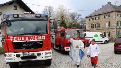 Bild: soj
Auch die Feuerwehr hatte ihre Einsatzfahrzeuge zur Fahrzeugsegnung aufgestellt.