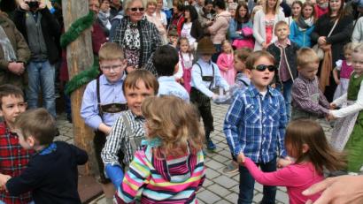 Bild: fpoz
Das Maibaumfest lockte bei Sonnenschein am Mittwoch zahlreiche Besucher an den Festplatz an der alten Kirche Sankt Sebastian. Bereits am Vortag wurde der Maibaum aufgestellt. Bürgermeisterin Friederike Sonnemann und die Vereinsvertreter eröffneten das Fest mit einem kühlen Schluck Bier. Für die musikalische Umrahmung sorgten die „Mukker.“ Am Nachmittag unterhielten Abordnungen des Kinderhauses Sankt Sebastian und der Jobst-vom-Brandt-Schule die Gäste mit schwungvollen Tanzeinlagen.