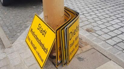 Bild: exb
Unbekannte haben in der Walpurgisnacht in Windischeschenbach Ortsschilder abgeschraubt und an den Neuhauser Maibaum gelehnt.