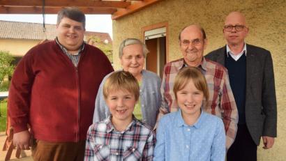 Bild: no
Betty und Konrad Pirner freuen sich über die Glückwünsche von Bürgermeister Dieter Dehling (links) und Pfarrer Thomas Schertel (rechts) sowie von ihren Urenkeln Paula und Felix.