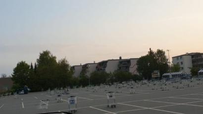 Bild: exb
Vor einigen Märkten in der Kreisstadt haben in der Walpurgisnacht Unbekannte die Einkaufswagen auf die Parkplätze verteilt. Über WhatsApp haben einige Leser Bilder an die Redaktion geschickt.