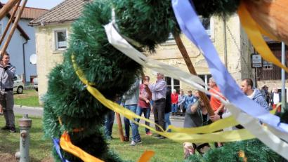 Bild: bsc
Noch ist der Maibaum in Frauenreuth nicht in der Senkrechten
