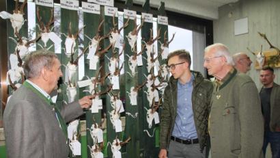Bild: frd
Bei der Hegeschau werden die Trophäen des vergangenen Jagdjahres präsentiert. In der Grundschule in Schönsee begutachten Hegegemeinschaftsleiter Michael Ebnet (links) und Ehren-Kreisjagdberater Herbert Krauthan (rechts) die Gehörne zusammen mit Jungjäger Martin Paa. Er hatte im Vorjahr im Alter von 17 Jahren seinen Jagdschein gemacht.