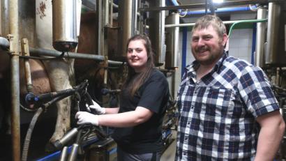 Bild: Hirsch
Jungbauer Josef Bronold (rechts) ist froh über die Unterstützung im Stall. Betriebshelferin Melanie Meier (links) hilft regelmäßig beim Melken.