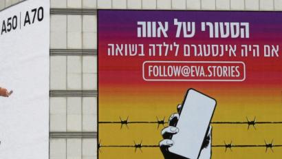 Bild: Robert Messer/dpa
Auf dem digitalen Plakat in Tel Aviv steht auf Hebräisch: "Evas Story. Wenn ein Mädchen während des Holocaust Instagram gehabt hätte". "Evas Story" basiert auf dem Tagebuch eines jüdischen Mädchens aus Ungarn, das 1944 in Auschwitz ermordet wurde.