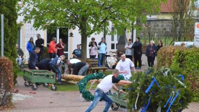 Bild: fjo
Das "Seniorenhaus im Naturparkland" stellte einen Maibaum im Hof beim Haupteingang auf.
