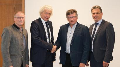 Bild: exb
Von links: Max Bindl, Personalratsvorsitzender, Landrat Wolfgang Lippert, Werner Keisinger und Personalchef Walter Brucker. (Bild: Landratsamt Tirschenreuth)