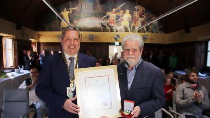 Bild: jma
Bürgermeister Joachim Neuß (links) überreicht Johannes Lindner Bürgermedaille und Urkunde.