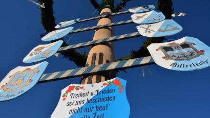 Bild: jr
Zunftzeichen mit nachdenklichen Worten am Maibaum am Anger in Mitterteich.