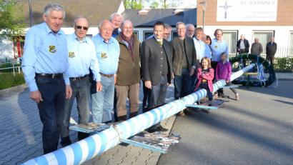 Bild: hcz
Vom Aufstellen mittels "Schwalben" ist man vor Jahren abgekommen. Seither wird der "Höhe 308"- Maibaum von Fritz Heiß (vorne) mittels Traktor hochgehievt. Vieler kleiner und großer Helfer bedarf es trotzdem.