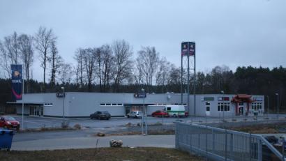 Bild: sne
In dem Komplex am Gewerbepark wurde der Betrieb einer Table Dance Bar gestattet. Nicht jeder Stadtrat war damit einverstanden. Doch nun hat sich das Thema erledigt.