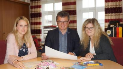 Bild: weu
Bürgermeister Martin Birner und Familienbeauftragte Verena Binder (rechts) dankten Susanne Sochor für ihre Arbeit beim Zusammenstellen des äußerst abwechslungsreichen Programms für die Familienwoche.