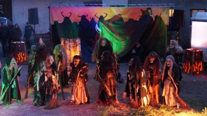 Bild: rkp
"Walpurgnisnacht live" auf der Thansteiner Burg: Die Hexen des "Schwarzachtal Pass" boten den Besuchern eine beeindruckende Vorführung rund um das Brauchtum des 30. April.