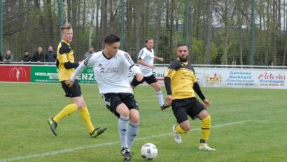 Bild: gb
Konstantin Schiffl (Mitte) brachte den ATSV Tirschenreuth im Stadtderby mit 1:0 in Führung. Am Ende schaffte die "Zweite" des FC Tirschenreuth (im Bild Fritz Perez, rechts, und Sascha Kollarik) aber noch den Ausgleich.