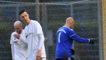 Bild: A. Schwarzmeier
Gleich vier Mal mussten die Kicker der SpVgg SV Weiden am vergangenen Freitag gegen Kötzting das Leder aus dem eigenen Netz holen. Beim SV Fortuna Regensburg soll die Defensive wieder stabiler auftreten.