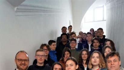 Bild: arw
Landrat Andreas Meier (link) empfängt im Rahmen des Schüleraustausches zwölf Jugendliche aus Bratislava. Auch Martin Weinzierl (rechts) vom Gymnasium Eschenbach heißt die slowakischen Gäste willkommen.