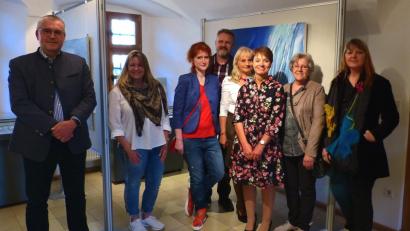Bild: kar
Bürgermeister Richard Tischler (links) und Museumsleiterin Carola Reul (Dritte von rechts) freuen sich über die Sonderausstellung "Scheunenmalerei" im Museum Pfreimd. Gemalt wurden die Werke von (von links) Gerlinde Pöppel, Mareike Scharl, Helmut Völkl, Beate Spieß, Gerda Moser und Maria Ostler-Scharl. Maria Fehlner war nicht anwesend.