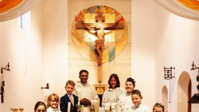 Bild: Juliane Eberle
Nach einer intensiven Vorbereitung durch Gemeindereferentin Gabriele Sieder, Pater Joy und Eltern durften acht Kinder Pfarrei Herz Jesu Brand am Weißen Sonntag erstmals zum Tisch des Herrn gehen. Mit ihren Eltern trafen sich die Erstkommunikanten am Rathaus, wo sie von Pater Joy und den Ministranten abgeholt und zur Kirche geleitet wurden. Hier wurden sie mit Orgelmusik durch Walter Reischer empfangen. Musikalisch umrahmt wurde der Gottesdienst von der Gruppe Inshallah unter der Leitung von Beate Zehrer, die weitere Instrumentalisten mit Schlagzeug, Querflöten, Geige und Gitarren zur Begleitung der Lieder mitgebracht hatte. Der feierliche Tag schloss mit einer Dankandacht am Abend in der Pfarrkirche.