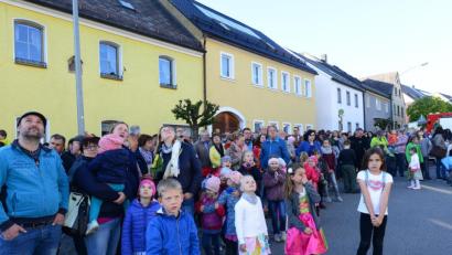 Bild: bey
Gespannt verfolgen die Zuschauer, wie der Maibaum auf dem Neuhauser Marktplatz aufgerichtet wird.